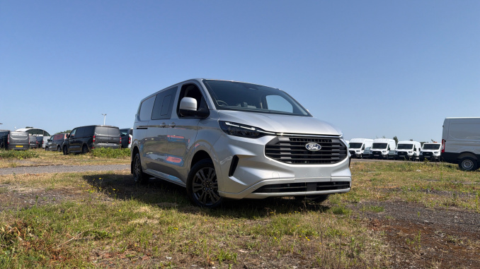 Ford Transit Custom 320 L2 Diesel Fwd 2.0 EcoBlue 136ps H1 Double Cab Van Limited Auto - Image 31